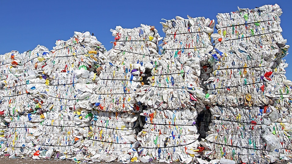 Pilas de bolsas de plástico en una instalación de residuos