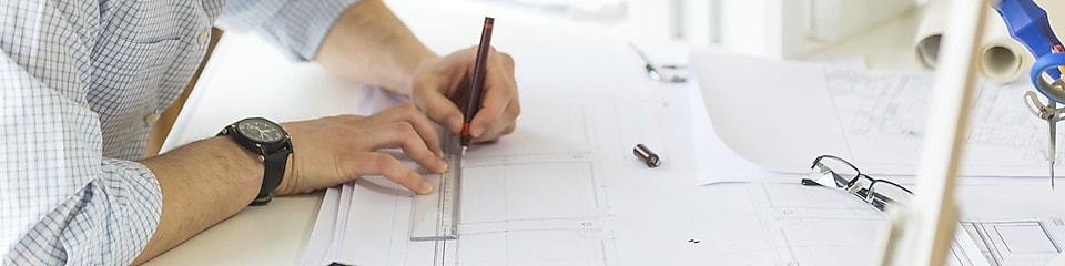 un joven arquitecto dibujando algo en un papel