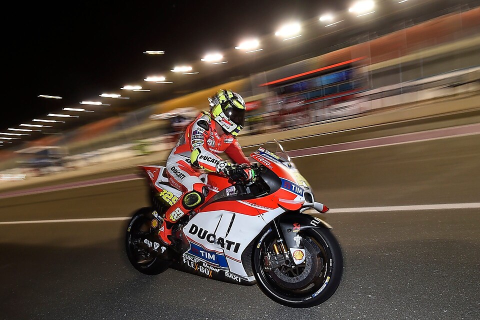 Piloto de Ducati conduciendo una moto a alta velocidad en una pista de noche