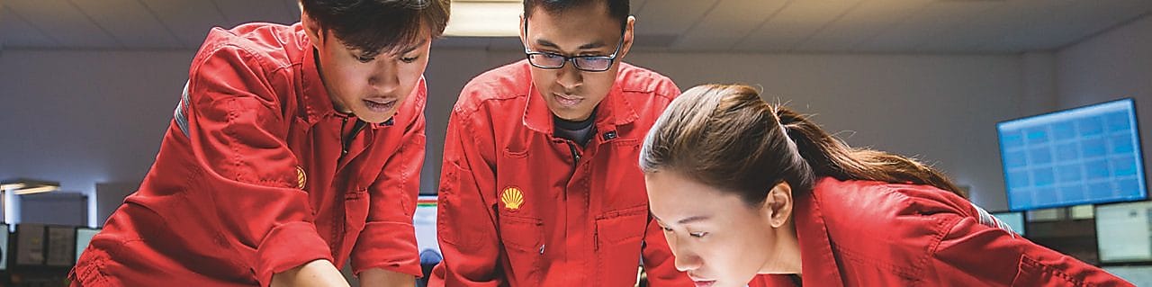 Tres empleados revisando planos