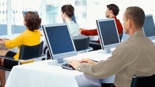 Empleados trabajando con ordenadores en una oficina