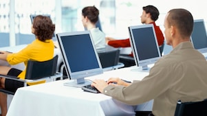 Empleados trabajando con ordenadores en una oficina