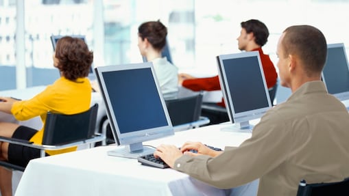 Empleados trabajando con ordenadores en una oficina