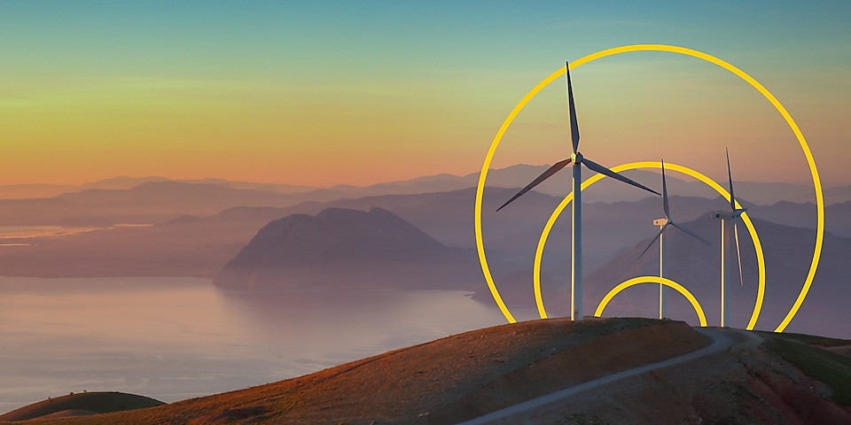 Foto de tres turbinas eólicas en una colina con el contorno del símbolo correspondiente a «Lograr el cero neto»