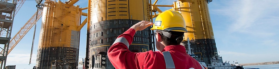 Ingeniero observando una plataforma en construcción
