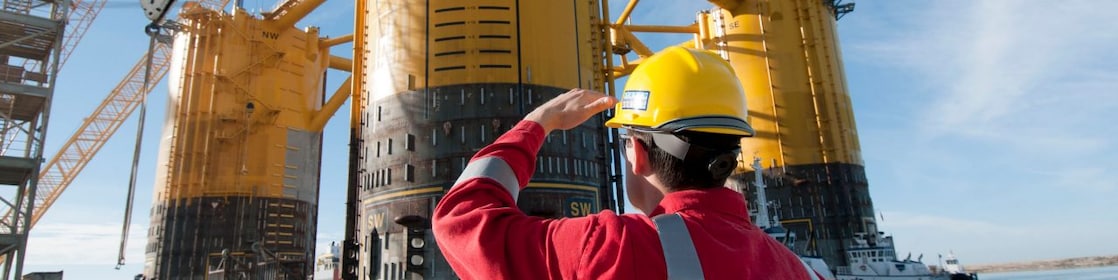 Ingeniero observando una plataforma en construcción