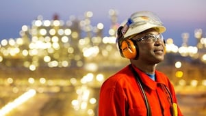 Empleado en la planta de liquefacción (GTL)