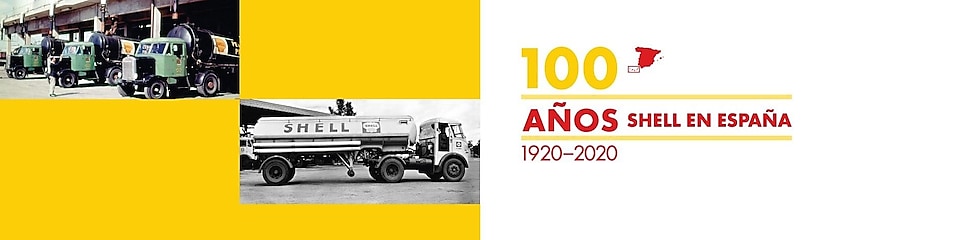 Camiones cisterna de Shell antiguos aparcados en batería. A la derecha, un texto en rojo y amarillo, celebrando los 100 años de Shell en España 1920-2020, acompañado por la silueta del país, en rojo.