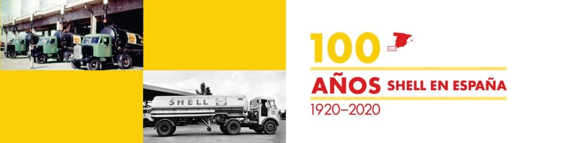 Camiones cisterna de Shell antiguos aparcados en batería. A la derecha, un texto en rojo y amarillo, celebrando los 100 años de Shell en España 1920 2020, acompañado por la silueta del país, en rojo.