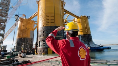 Ingeniero observando una plataforma en construcción