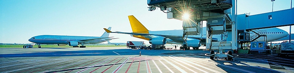 Avión estacionado en la pista de un aeropuerto