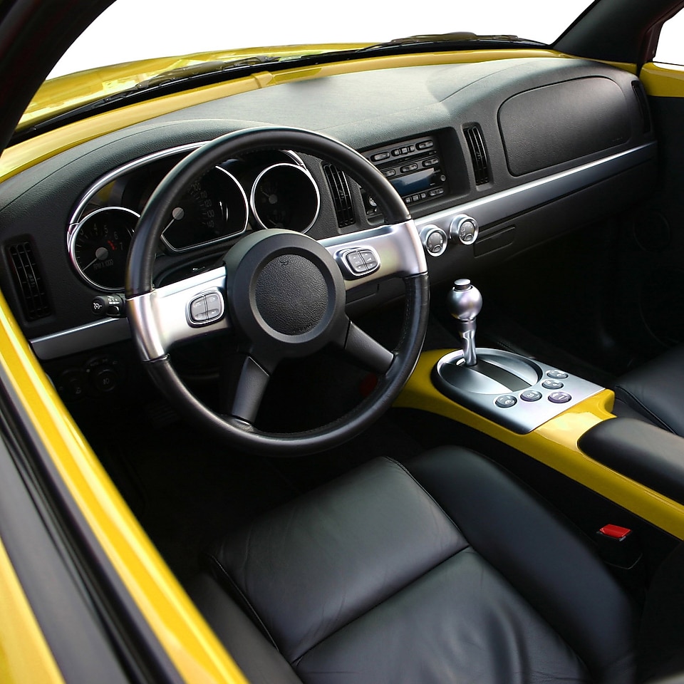 Interior de un Chevrolet SSR, donde se ve el salpicadero, el navegador y el volante