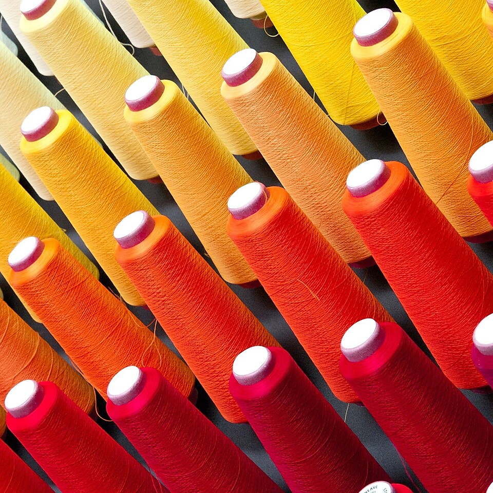 Varios conos de hilos de algodón de diferentes colores