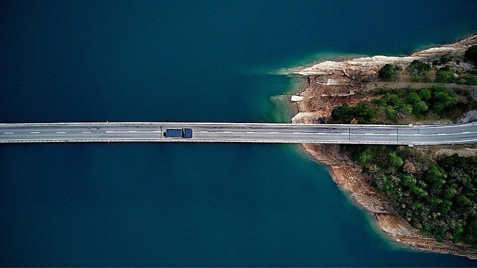Puente sobre carretera remota