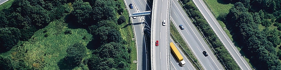 Vista aérea de tráfico de camiones por autopistas