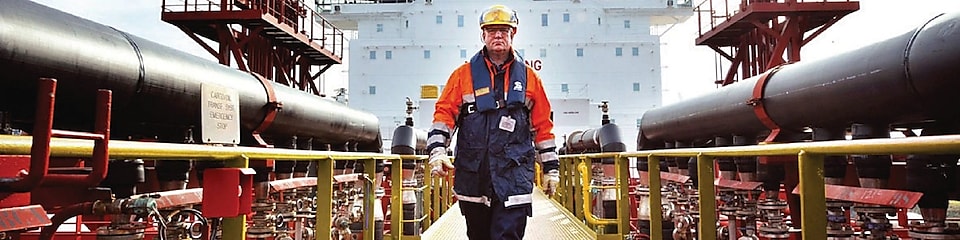 trabajador caminando alrededor de una embarcación de Shell
