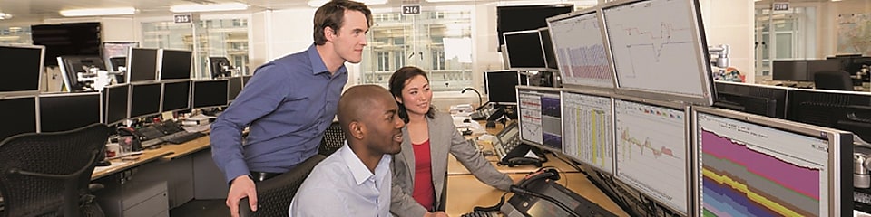 El personal del Parqué examina datos en varias pantallas informáticas