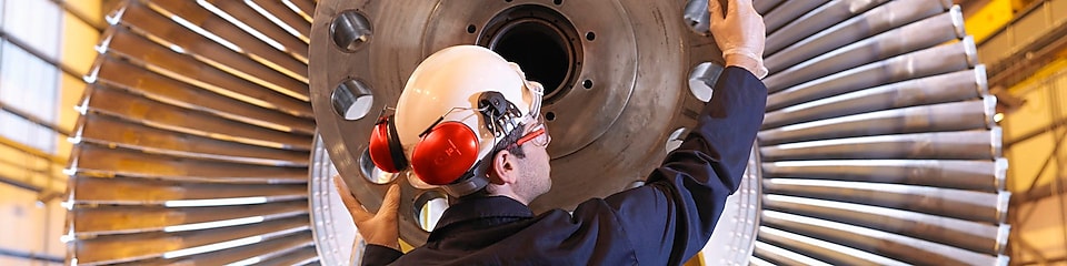 Ingeniero inspeccionando una turbina