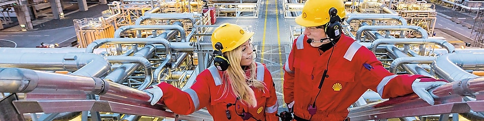 Dos empleados de Shell charlando en el trabajo