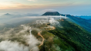 Aerogeneradores en una zona montañosa, ilustrando las soluciones de lubricación de Shell para el sector energética