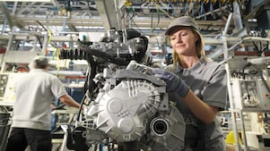 Línea de producción de componentes de automoción, ilustrando las soluciones de lubricación de Shell para fabricantes del sector