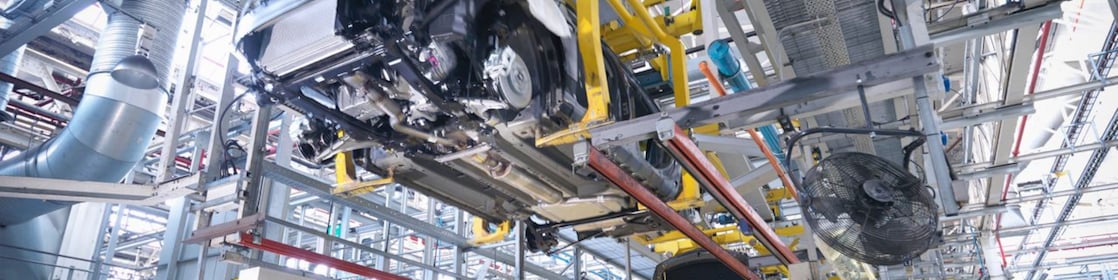 Equipos de fabricación de automóviles, ilustrando las soluciones de lubricación de Shell para la producción automotriz