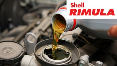 En el taller de reparación: vertido de aceite en el tractor agrícola - Logotipo de Shell Rimula