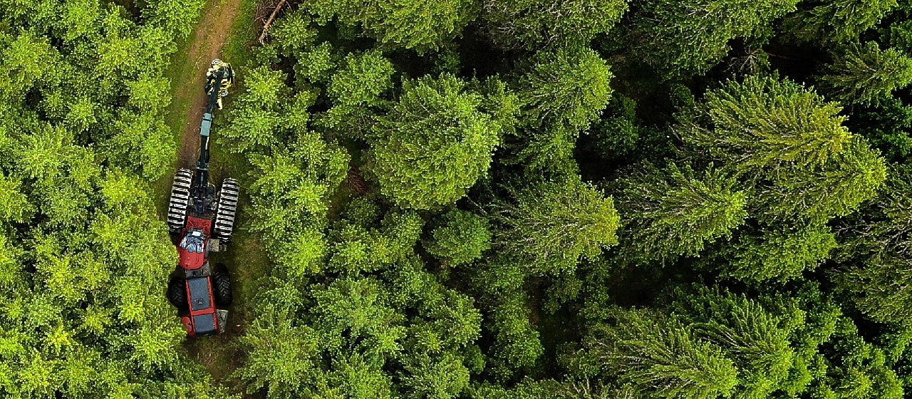Ingeniero de energía subiendo una turbina eólica