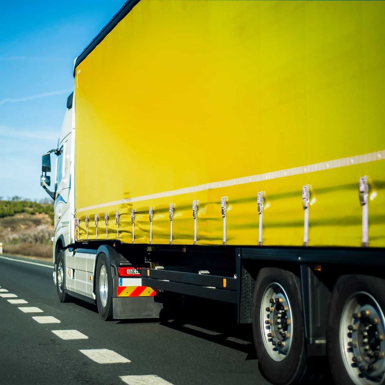 Camión amarillo en la carretera