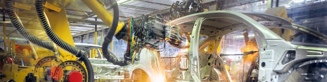 Planta de producción en funcionamiento, ilustrando las soluciones de lubricación de Shell para mejorar la fiabilidad y el rendimiento industrial