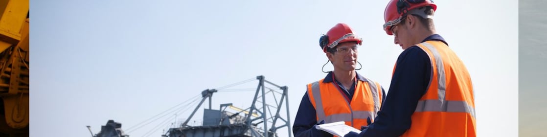 Mina a cielo abierto con maquinaria en funcionamiento, ilustrando las soluciones de lubricación de Shell para el sector minero