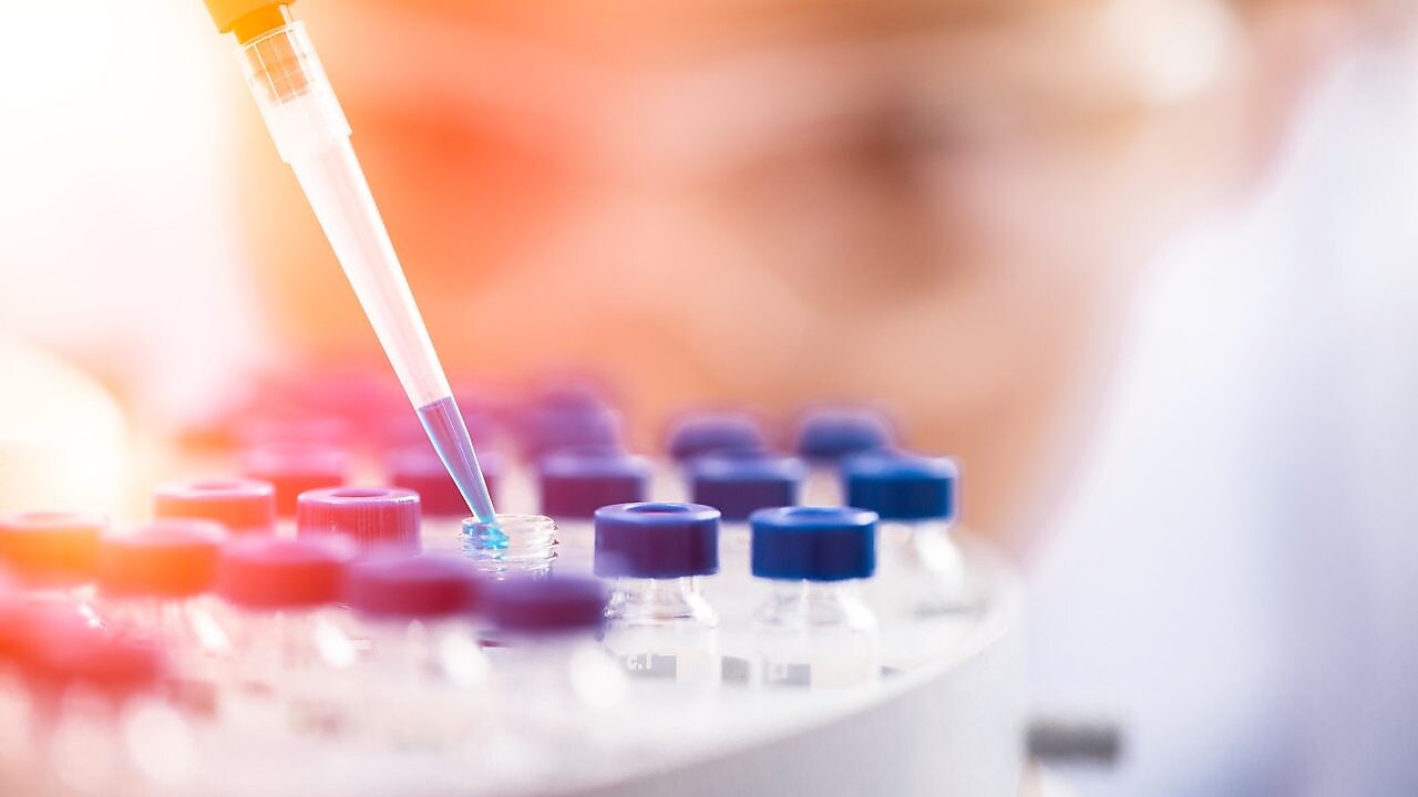 Un científico de Shell vierte líquido en un embudo de plástico en un laboratorio