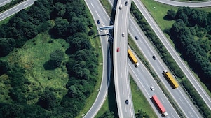 Vista aérea de tráfico de camiones por autopistas
