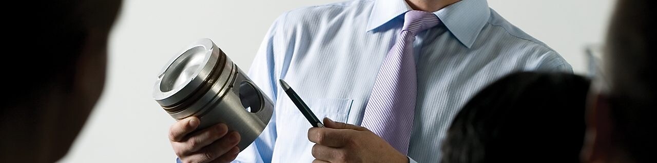 Hombre haciendo una presentación en una reunión