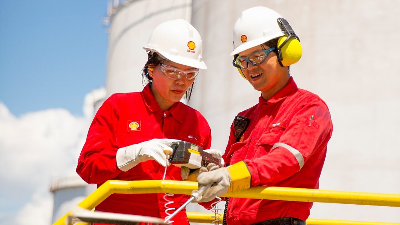 Mujer con gafas de seguridad llevando a cabo un experimento de laboratorio