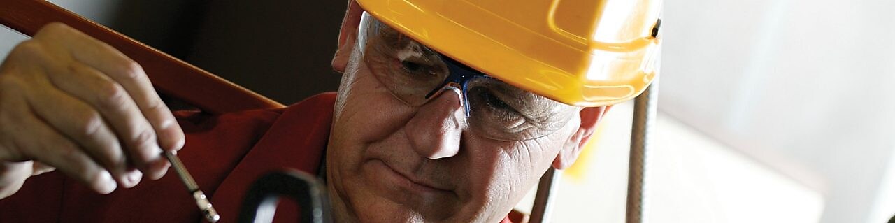 Trabajador de Shell con casco