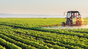 Maquinaria agrícola para fertilizar cultivos