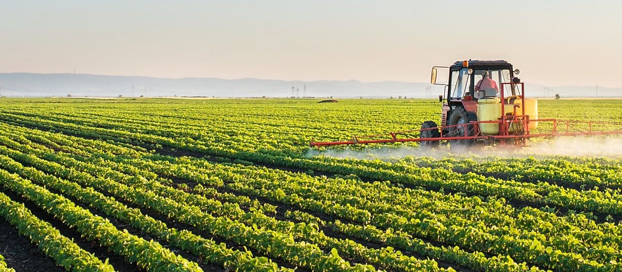 Maquinaria agrícola para fertilizar cultivos
