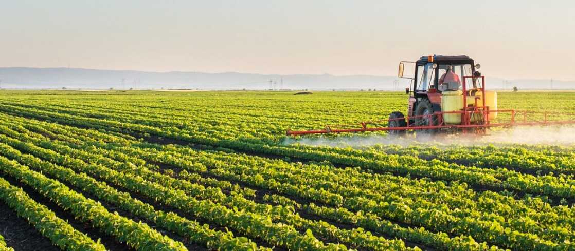 Maquinaria agrícola para fertilizar cultivos