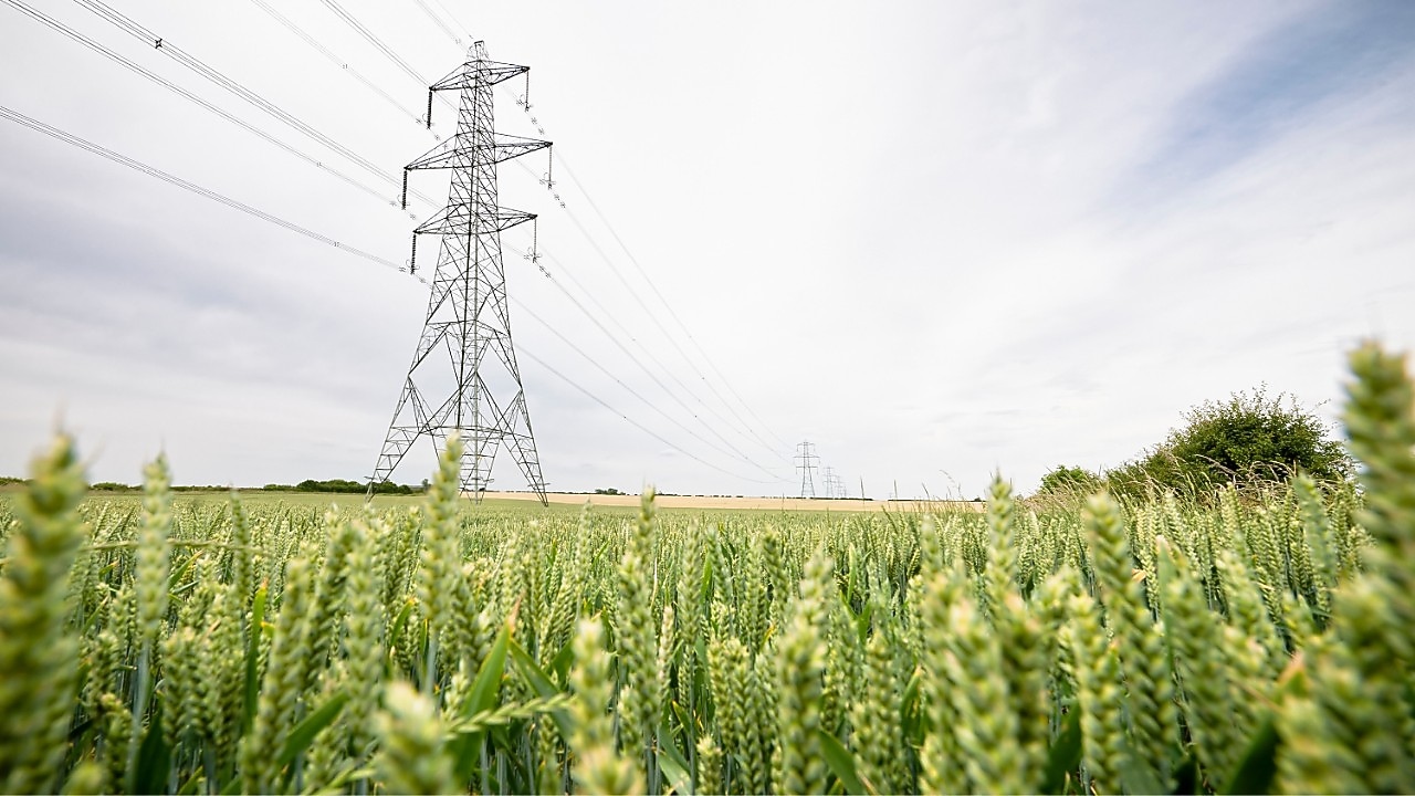 Torre eléctrica en paisaje rural