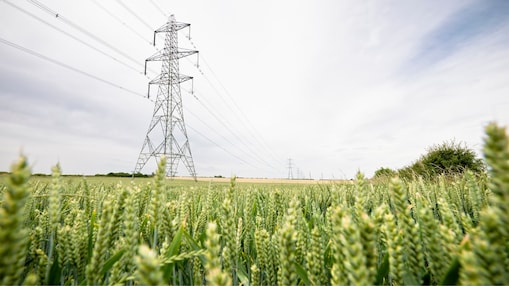 Torre eléctrica en paisaje rural