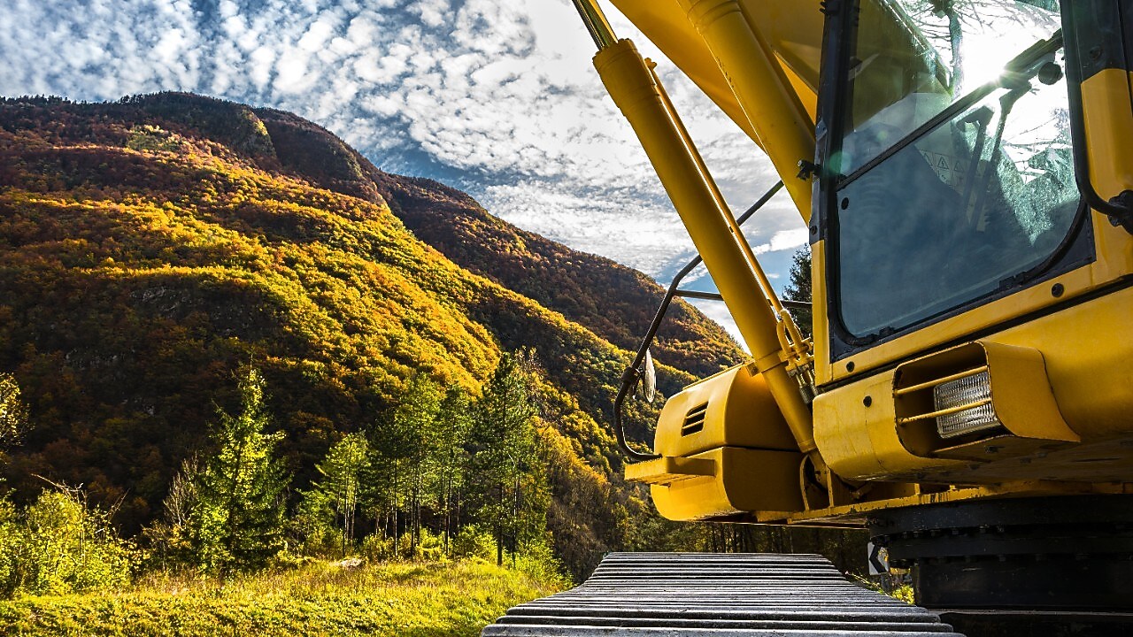Maquinaria de construcción y ladera de montaña