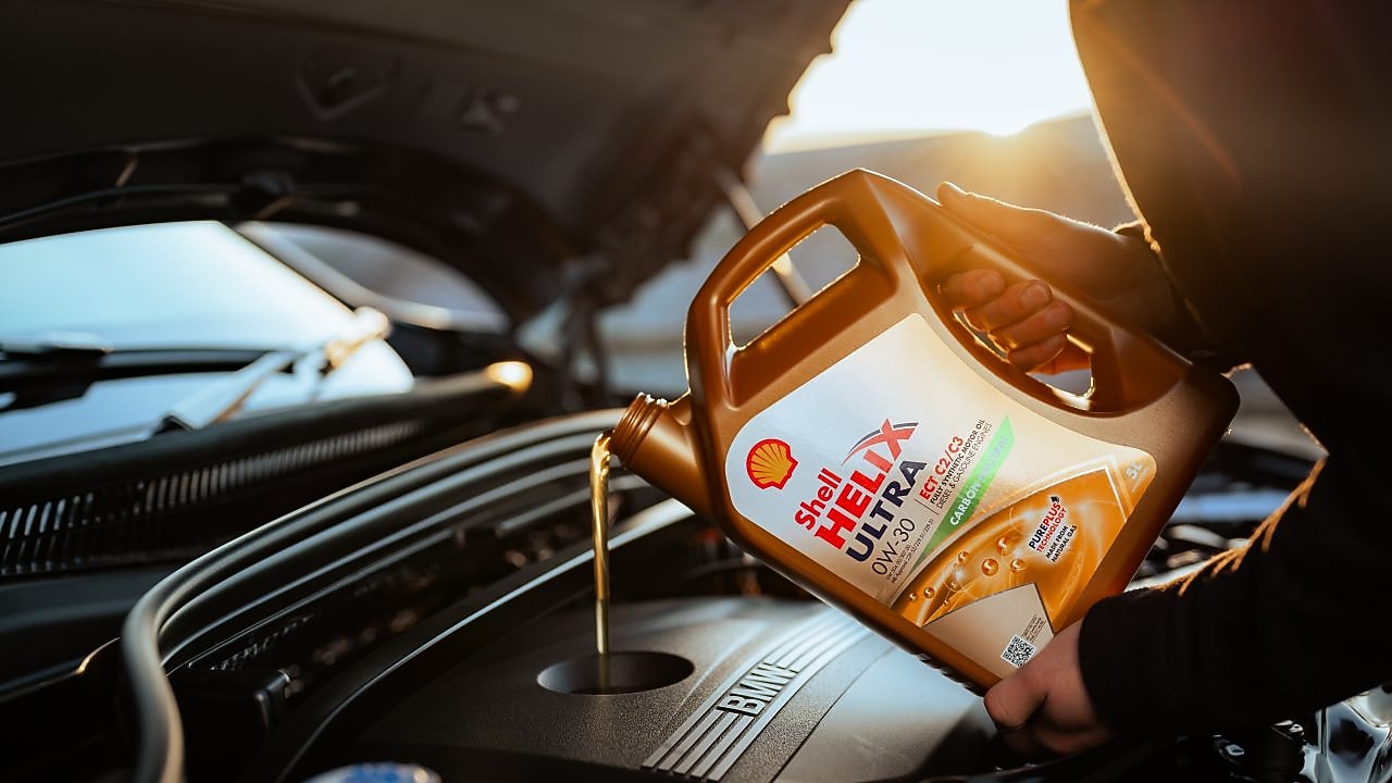 Pouring of Shell Helix Ultra into an engine