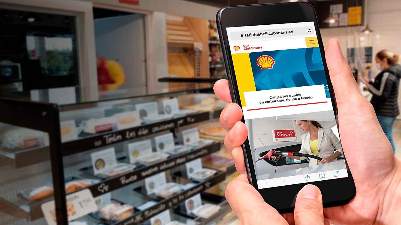 Mujer ojeando el catalogo online Shell ClubSmart en um portátil.