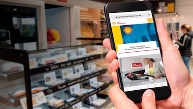 Mujer ojeando el catalogo online Shell ClubSmart en um portátil.