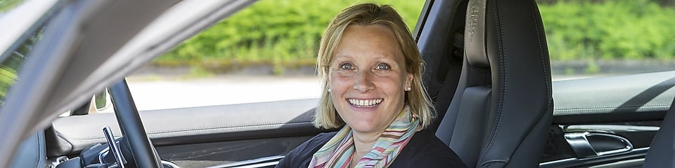 Vicky Butler-Henderson sentada al volante
