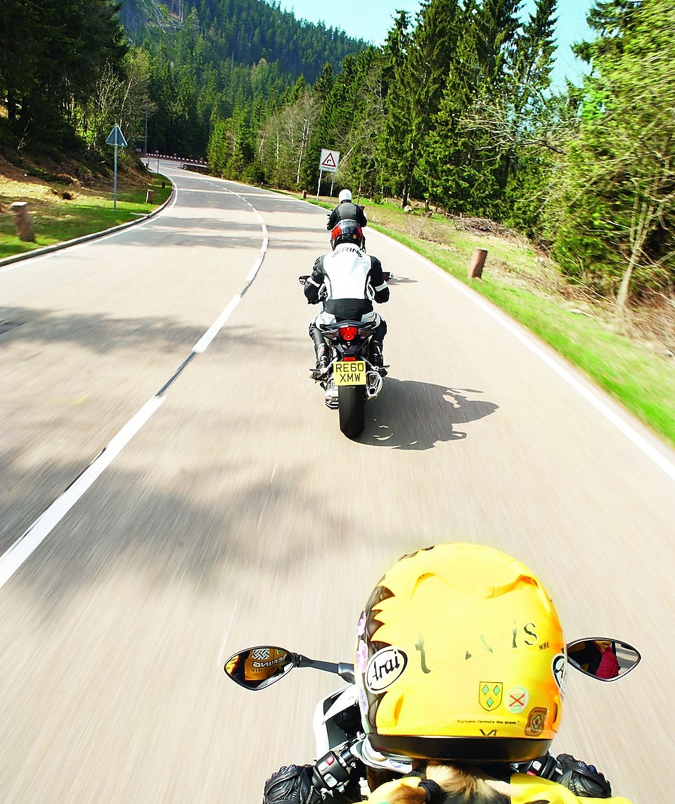 Tres motocicletas circulando por una carretera de montaña