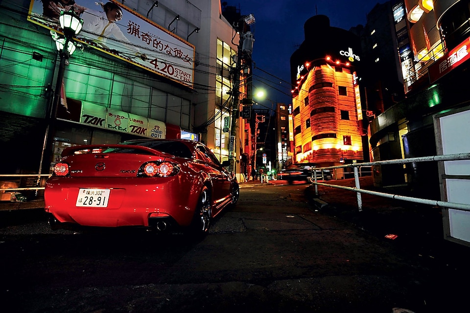 Mazda circulando de noche en Tokio