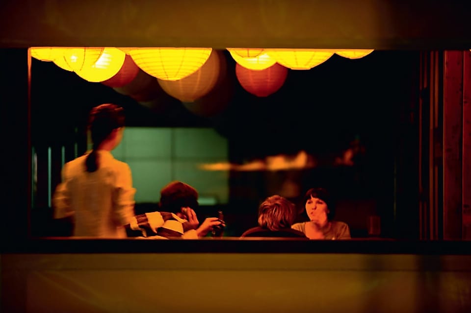 Gente sentada en un restaurante