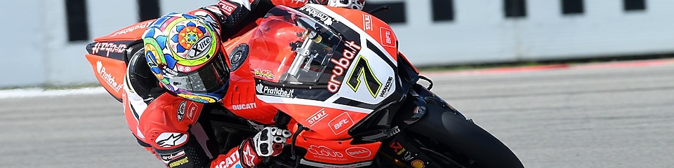 Piloto de Ducati compitiendo en el Campeonato Mundial de Superbikes